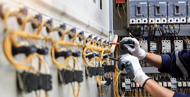 Professional Electrician technician working in Dundee, FL